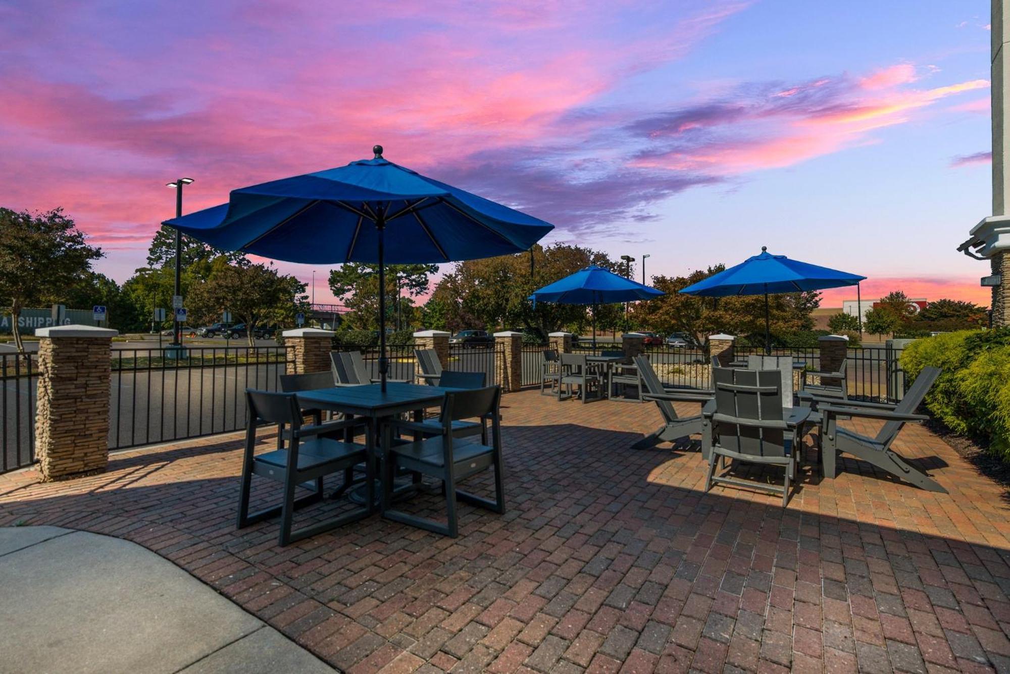 Holiday Inn Express Hotels- Hampton By Ihg Exterior foto